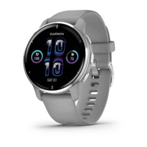 Venu 2 Plus púderszürke ezüst kerettel, és púderszürke szilikon szíjjal